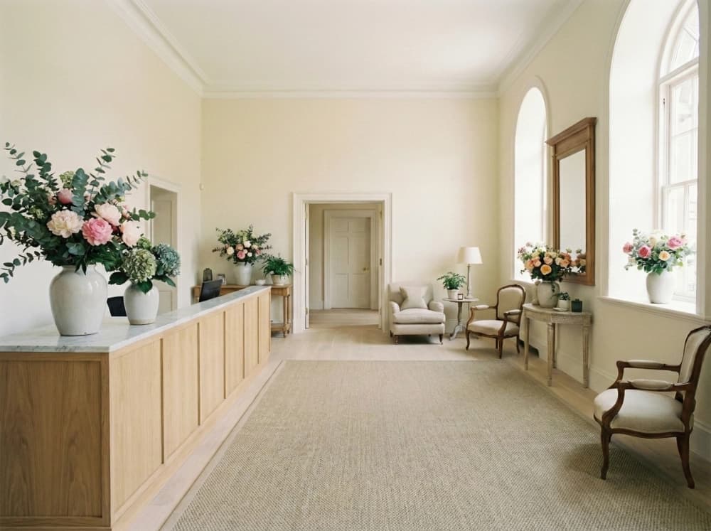 Modernes Büro mit Blumen